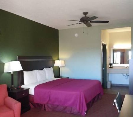 Stockdale Inn And Suites Bagian luar foto